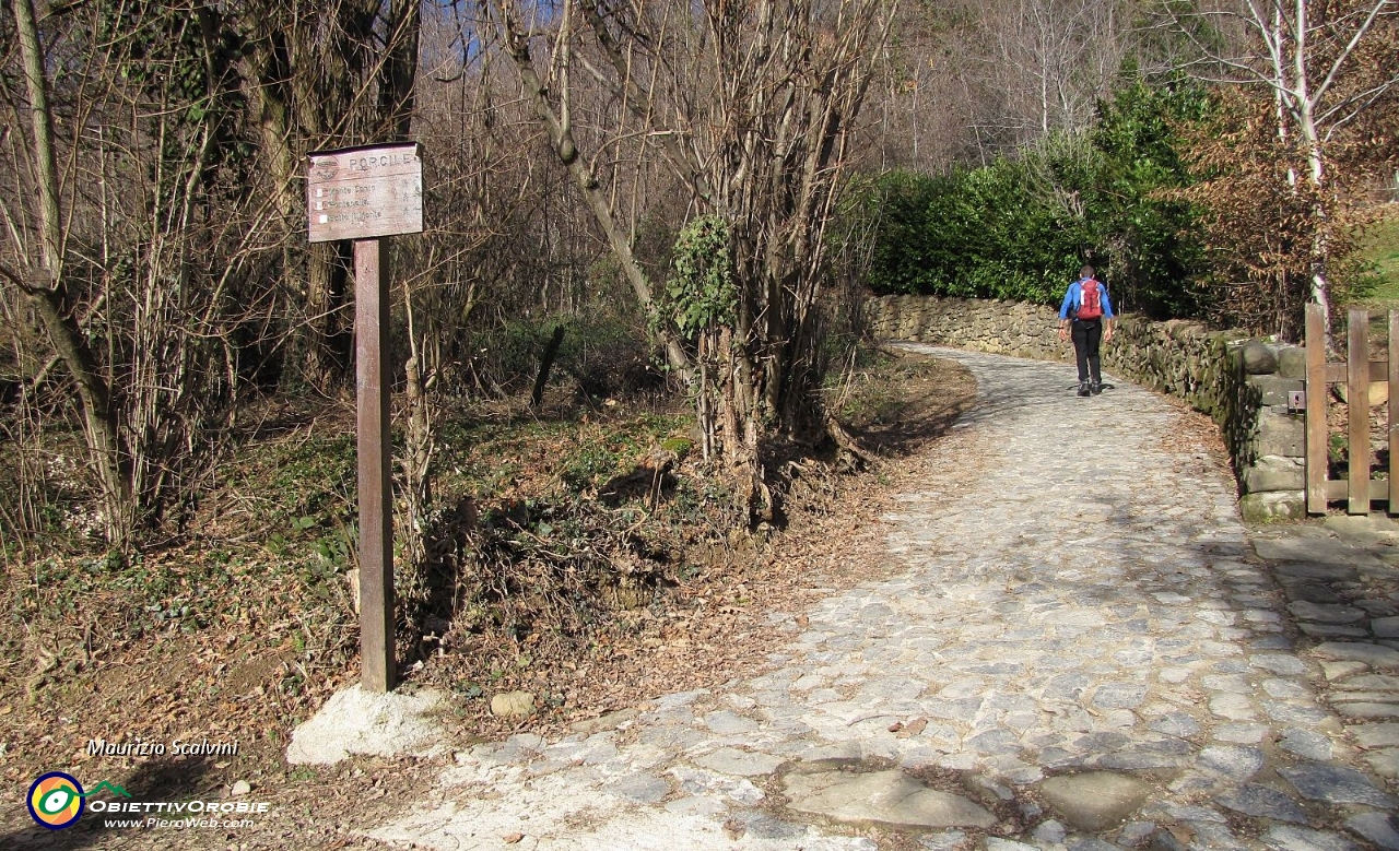 34 Arrivo a Porcile, svolto a destra verso il Monte Canto...JPG